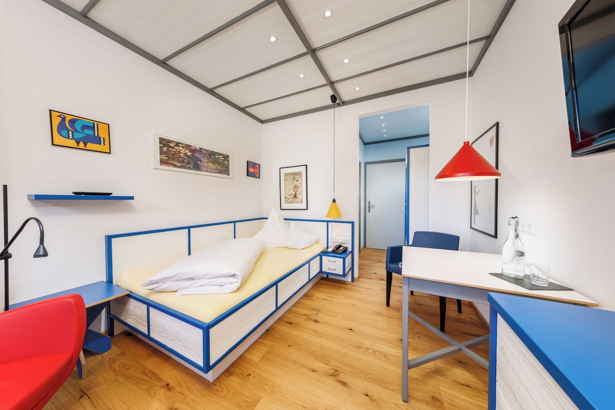 Comfort Single Room | Living area | Flat-screen TV