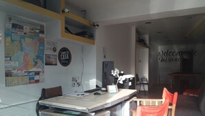 Une petite pièce moderne, équipée d’un bureau, de chaises et d’une carte accrochée au mur.