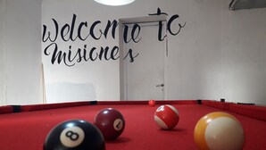 Une table de billard avec des billes et une pancarte indiquant « Bienvenue à Mission ».
