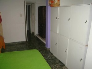 Cortinas blackout, wifi gratis y ropa de cama 