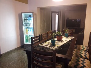 Großer Kühlschrank, Mikrowelle, Ofen, Kochgeschirr/Geschirr/Besteck