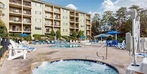 Outdoor spa tub - Laurel Crest NO Resort Fee 1bdr 102 (Pigeon Forge)