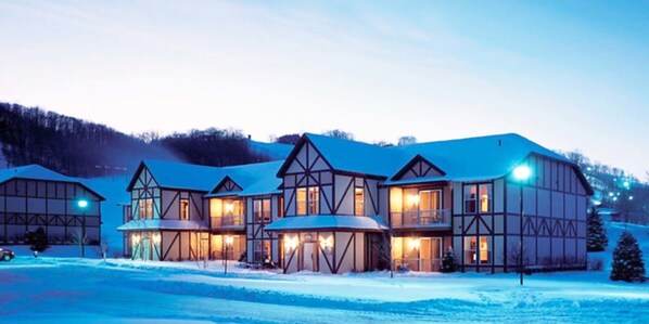 واجهة المنشأة - في المساء/الليل