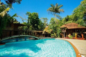 Outdoor pool, pool umbrellas - Hosteria Flor de Canela (Puyo)