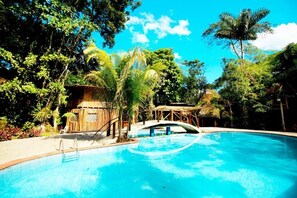 Outdoor pool, pool umbrellas - Hosteria Flor de Canela (Puyo)