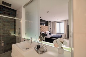 Exclusive Apartment, 1 King Bed with Sofa bed, Non Smoking, River View | Bathroom