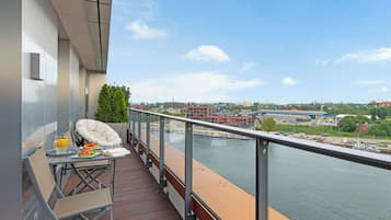 Exclusive-Apartment, 1 King-Bett und Schlafsofa, Nichtraucher, Flussblick | Blick vom Balkon