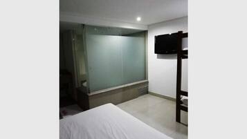 Chambre Quadruple Deluxe, plusieurs lits, bain à remous (Air conditioner) | Rideaux occultants, chambres insonorisées, fer et planche à repasser