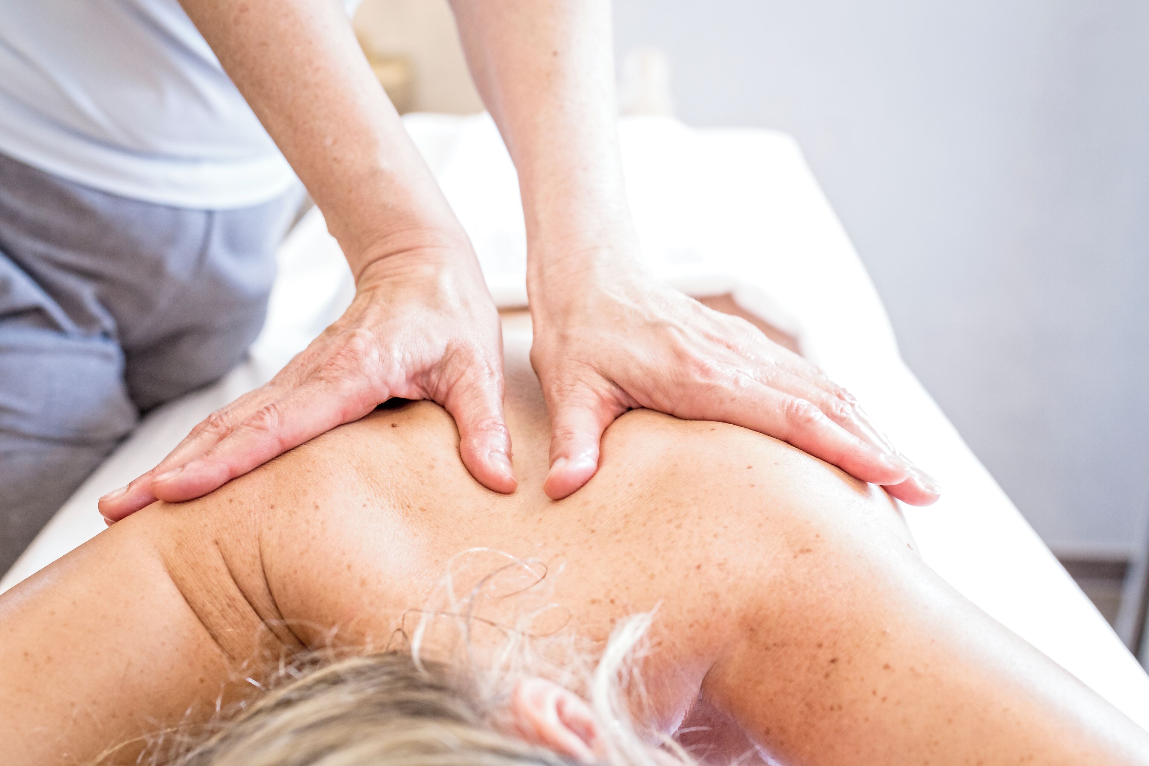 Uma sessão de massagem em andamento.