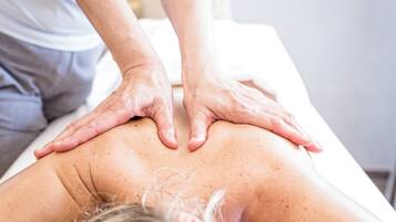 Uma sessão de massagem em andamento.