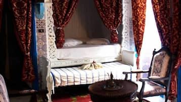 Suite, plusieurs lits, non-fumeurs, vue cour intérieure (Suite Hassine) | Décoration personnalisée, fer et planche à repasser, Wi-Fi gratuit