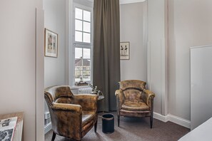 Phòng Grand | Trang trí khác biệt, bàn, màn/rèm cản sáng, phòng cách âm 