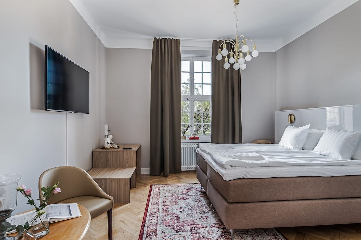 Big Classic Double Room | Individually decorated, desk, blackout drapes, soundproofing