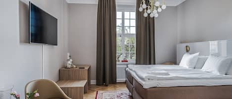 Big Classic Double Room | Individually decorated, desk, blackout drapes, soundproofing