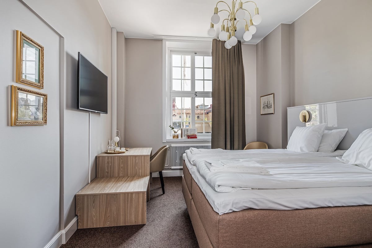 Classic Double Room, 1 King Bed | Individually decorated, desk, blackout drapes, soundproofing