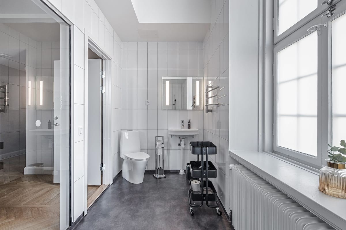 grand room | bathroom | shower, free toiletries, hair dryer, towels