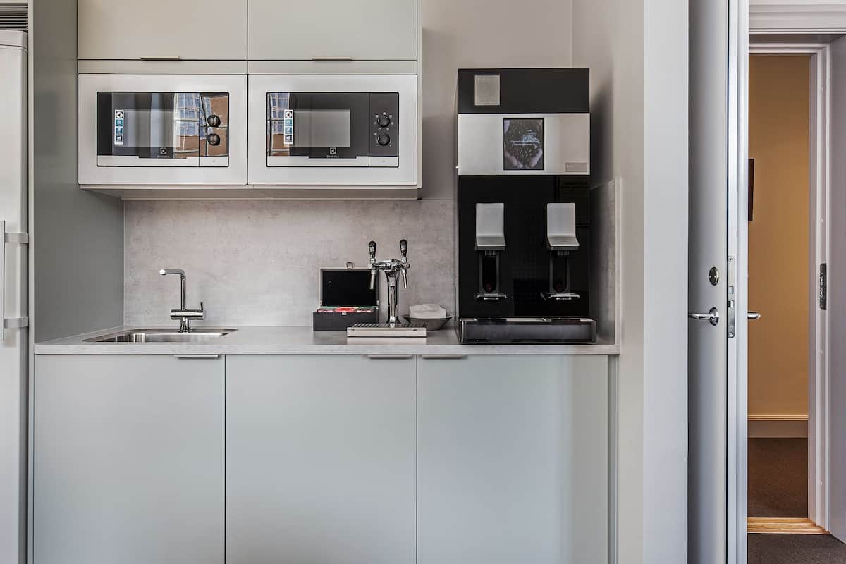 free daily self-service breakfast