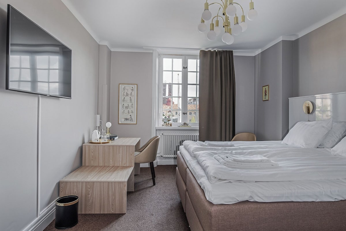 Chambre Double Classique, 1 très grand lit | Décoration personnalisée, bureau, rideaux occultants