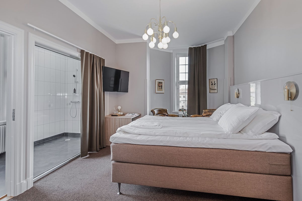 grand room | 1 bedroom, individually decorated, desk, blackout curtains