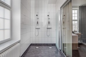 Grand Room | Bathroom