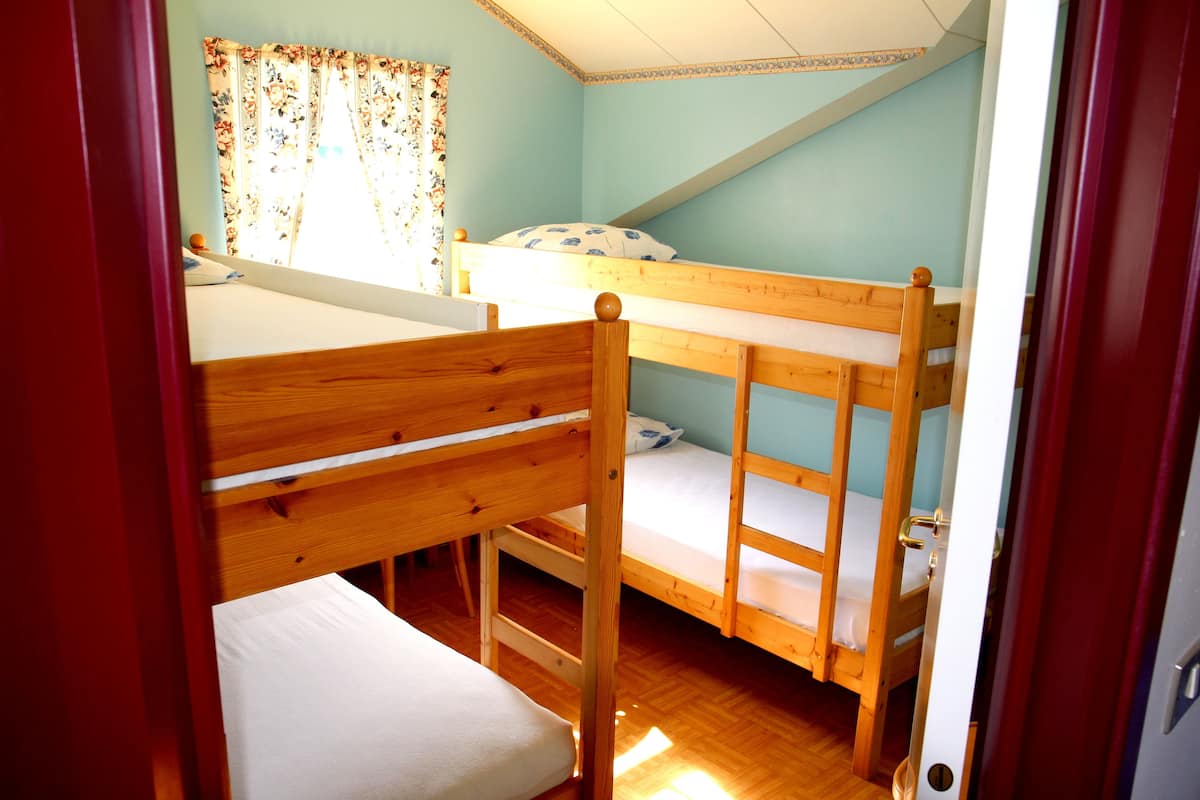 Slaapzaal, gemengde slaapzaal, gedeelde badkamer | Een bureau, gratis babybedden, gratis wifi, beddengoed