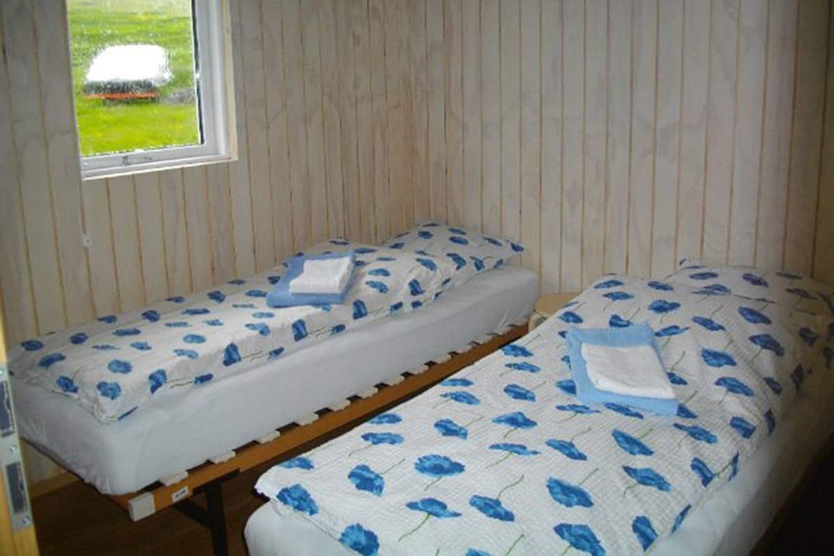 Twin kamer, gedeelde badkamer, uitzicht op bergen | Een bureau, gratis babybedden, gratis wifi, beddengoed