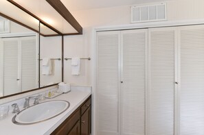 Condo, 1 cama Queen size, balcón | Baño | Tina con regadera y toallas 
