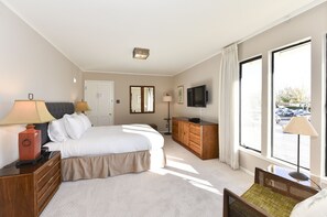 Condo, 1 cama Queen size, balcón | 1 habitación, tabla de planchar con plancha y ropa de cama 