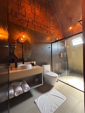 Geodo Master | Badezimmer | Kostenlose Toilettenartikel, Haartrockner