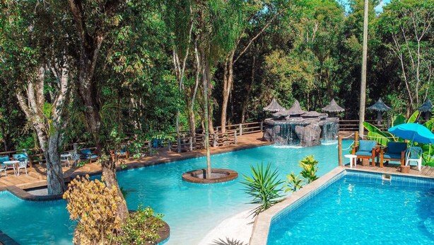 A pool area with lounge chairs and a waterfall feature. - Aj Termas Hotel Iraí (Irai)