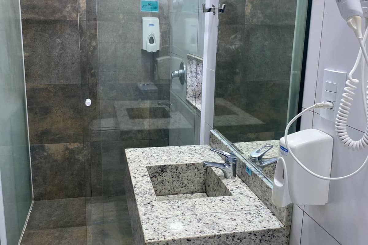 Amenidades de baño gratuitas y secadora de cabello