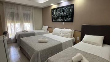 Quarto quádruplo luxo | Escrivaninha, ferros/tábuas de passar roupa, Wi-Fi de cortesia