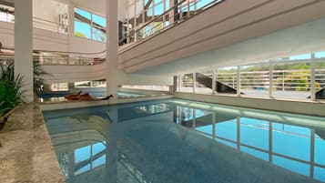 Innenpool, 3 Außenpools, Sonnenschirme, Liegestühle