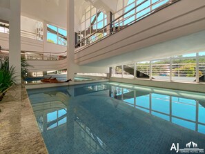 Piscine couverte, 3 piscines extérieures, parasols de plage