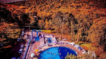 Piscina interna, 3 piscinas externas, guarda-sóis, espreguiçadeiras