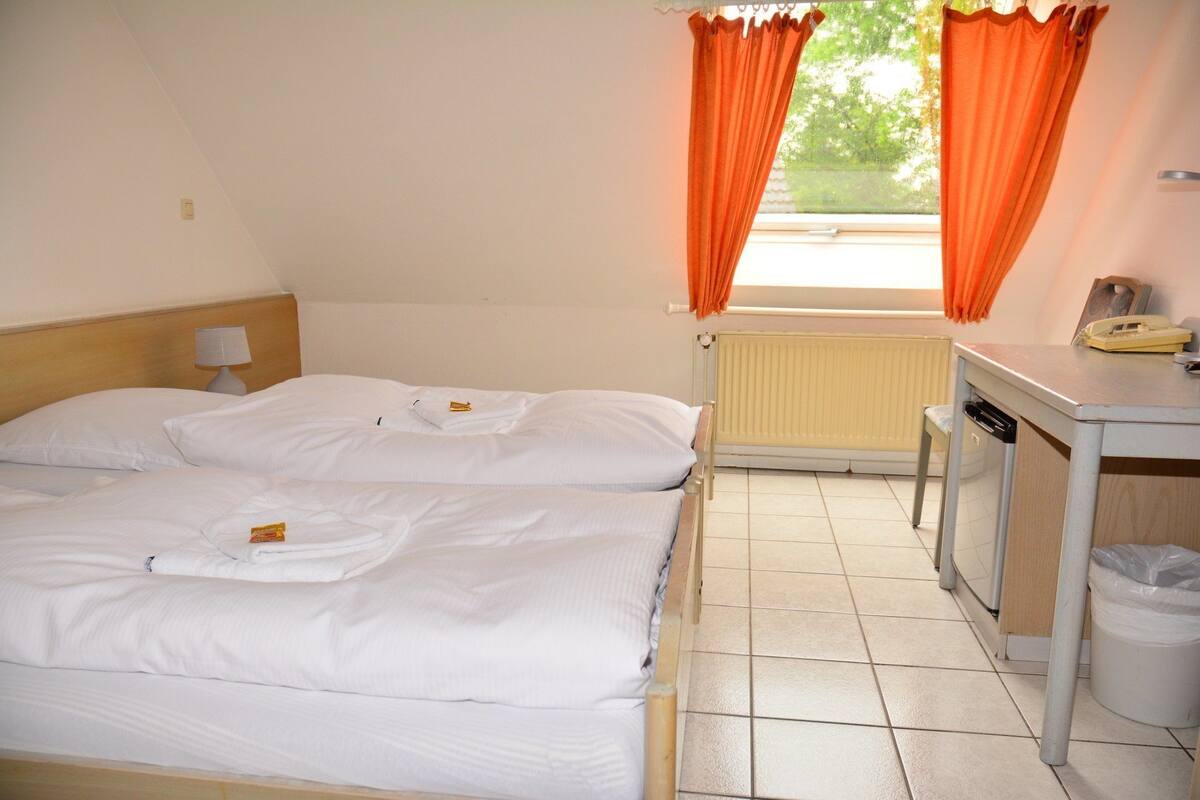 Classic Double Room | Desk, WiFi (free), bed sheets