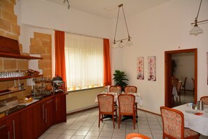 Daily buffet breakfast (EUR 8 per person) - Hotel Wilhelmshöhe (Essen)