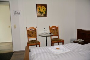 Classic Double Room | Desk, free WiFi, bed sheets - Hotel Wilhelmshöhe (Essen)