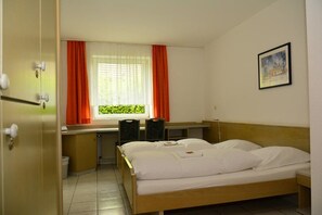 Classic Double Room | Desk, free WiFi, bed sheets - Hotel Wilhelmshöhe (Essen)