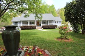 Front of property - Stockbridge Lakes Bed & Breakfast (Stockbridge)
