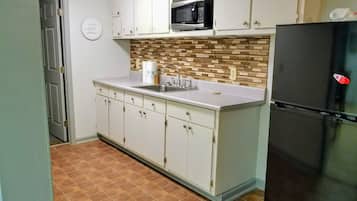 Apartment, Multiple Beds, Accessible (Southern Retreat) | Private kitchen | Microwave