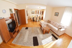 Standard Apartment, Sea View | Living area