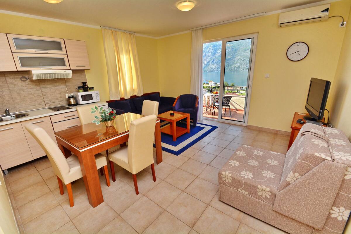Apartment, Meerblick | Wohnbereich | Flachbildfernseher