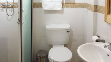 Deluxe Room, 1 Queen Bed, City View | Bathroom | Shower, free toiletries, hair dryer, towels