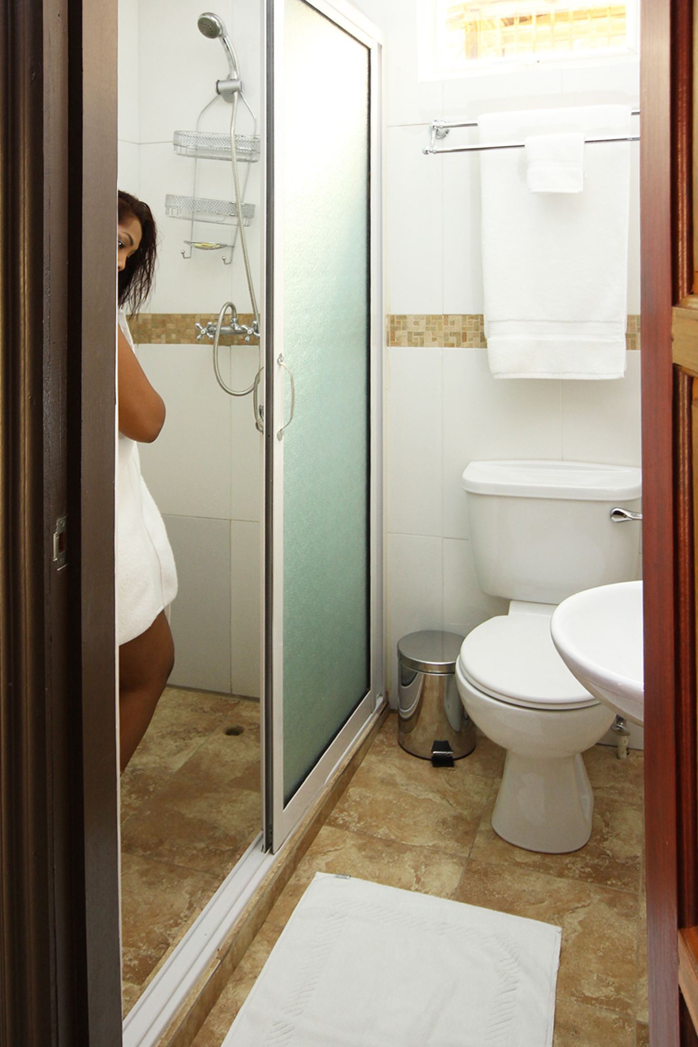 Standard Room, 1 Queen Bed | Bathroom | Shower, free toiletries, hair dryer, towels