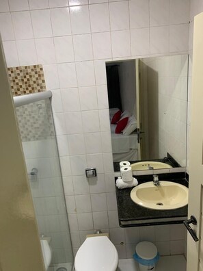 A bathroom with a toilet, sink, and shower. - A Cabana (Maceió)