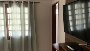 Kamar Double Comfort, 1 Tempat Tidur King | Minibar, meja kerja, tirai kedap cahaya, dan kedap suara