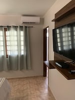 Quarto casal conforto, 1 cama King | Frigobar, escrivaninha, cortinas blackout, quartos à prova de som
