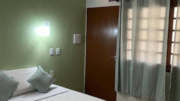 Phòng đôi tiện nghi đơn giản, 1 giường cỡ king | Minibar, bàn, màn/rèm cản sáng, phòng cách âm