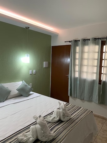 Minibar, escritorio, cortinas blackout y sistema de insonorización